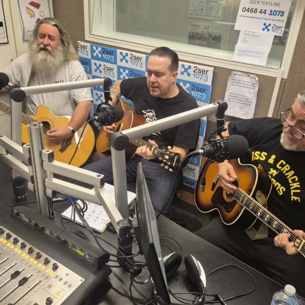 with studio guests DAVE FAVOURS & THE ROADSIDE ASHES + MAGPIE DIARIES + BETH & BLUE