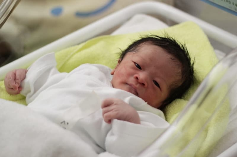 How do obstetricians and midwives feel after a traumatic birth?