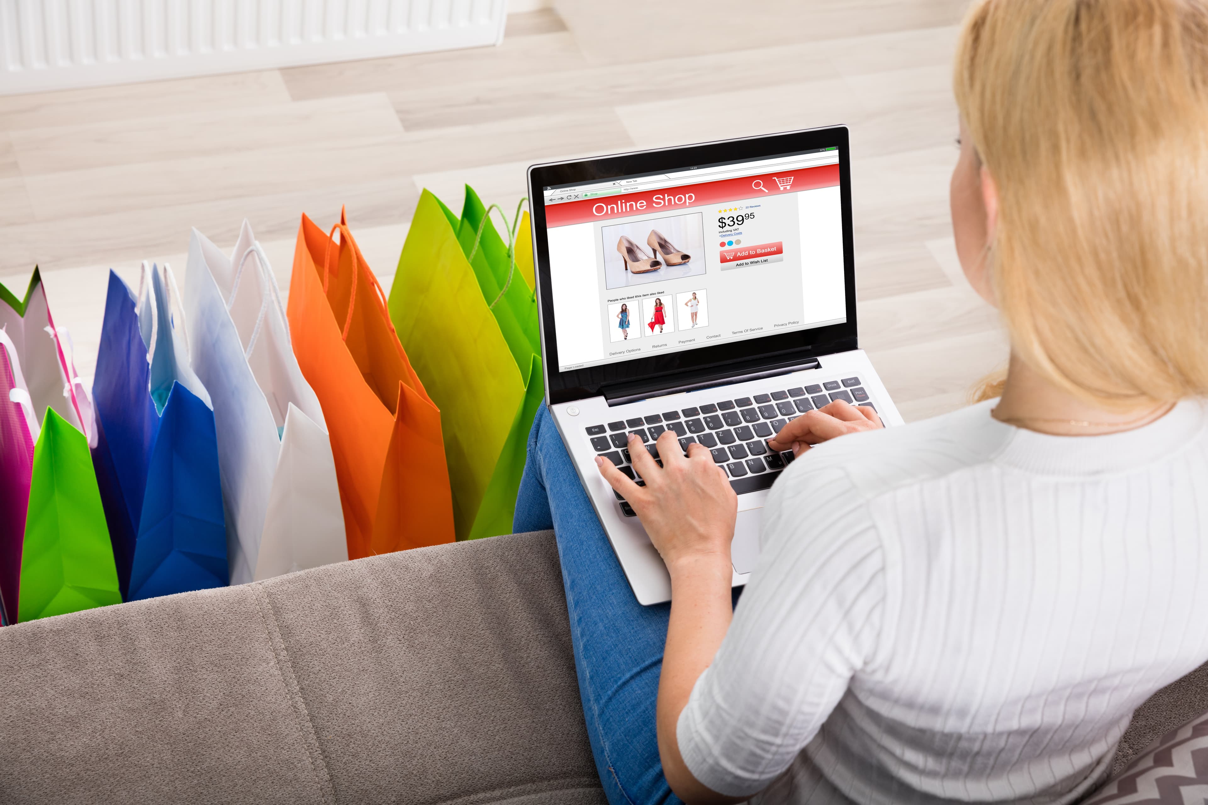 The conflict between shopping centers and online shopping