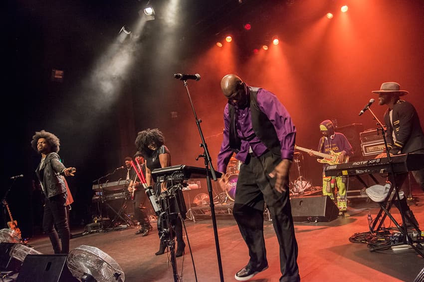 NEW POWER GENERATION: LIVE REVIEW