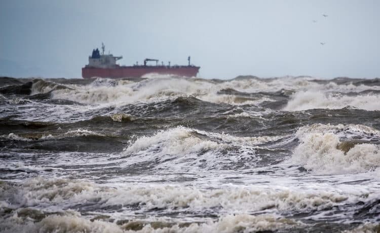 Tugs save stricken ship off Sydney Coast