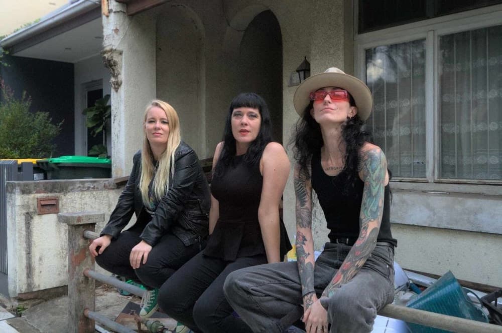 She’s a Riot! Raising Ravens on their new EP – Motives