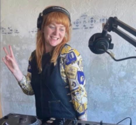 Flight lounge and musical snap with Ella Thompson