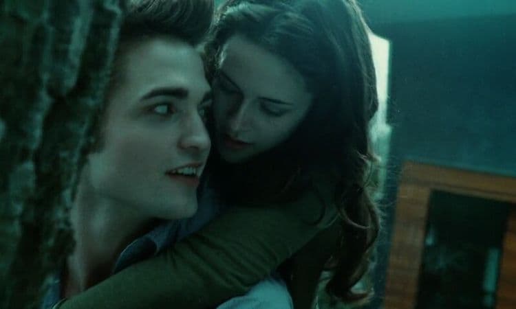 an image of robert pattison and kristen stewart in the movie twilight